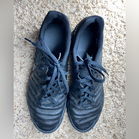 nike tiempo indoor soccer shoes Size 8.5 Black - Picture 1 of 10